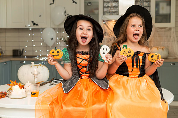Деца облечени с Хелоуин костюми