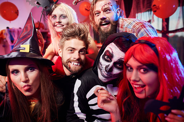 Хора облечени с Хелоуин костюми за празника